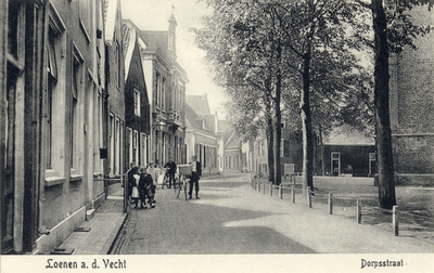 11504 Gezicht in de Dorpsstraat met bebouwing te Loenen uit het noorden; met links de voorgevels van de huizen nrs. ...